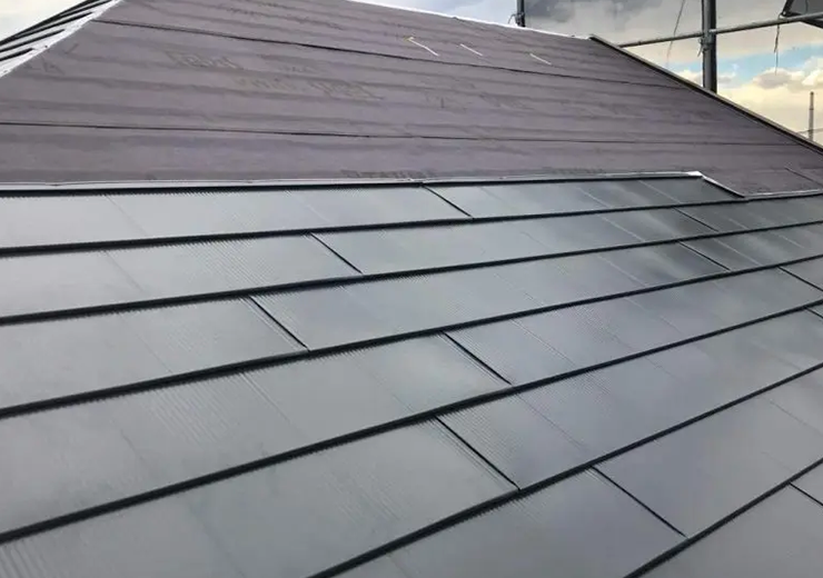 既存屋根材の上から新規屋根材を施工する工事です。工期が短く、予算がかかりません。